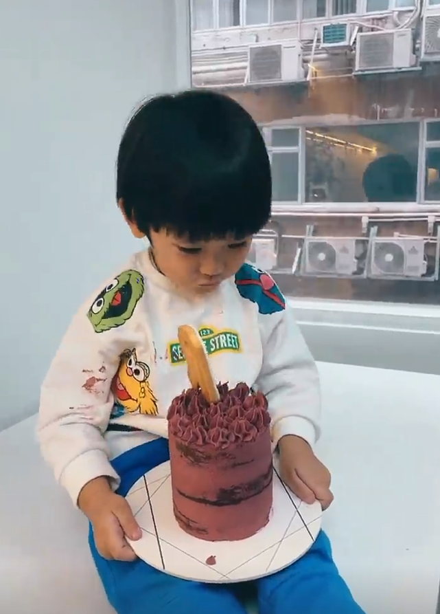 郑嘉颖娇妻携子上烘焙课享亲子乐 大儿子亲手制作自己的生日蛋糕 - 13