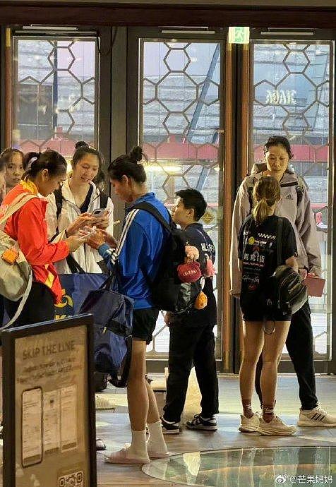 网友香港偶遇中国女排，高得离谱，腿都快到普通人脖子了！ - 3