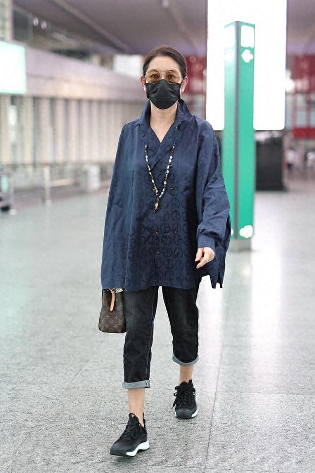 65岁倪萍引领大妈时尚，穿衬衫+牛仔裤露出脚踝，完全没有大妈味 - 1