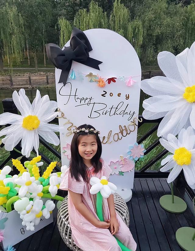 张亮女儿喜庆7岁生日，气质出众长腿瞩目，与爸爸哥哥如复制粘贴 - 4