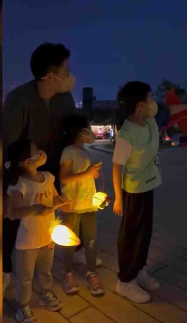 霍启刚郭晶晶带3个子女到公园赏月 中秋节一家五口同框很温馨 - 6