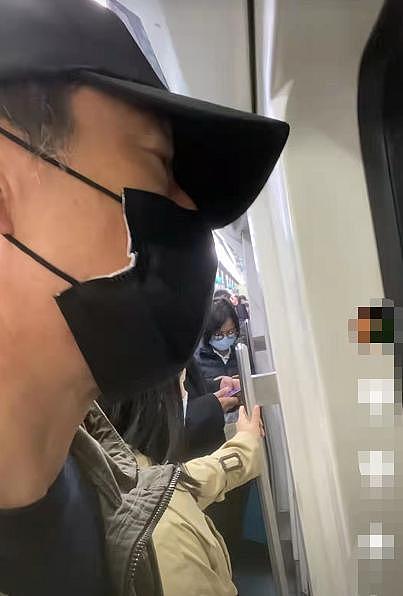 演员葛四坐北京地铁，大方自拍无人认出，曾出演《扫黑风暴》 - 3