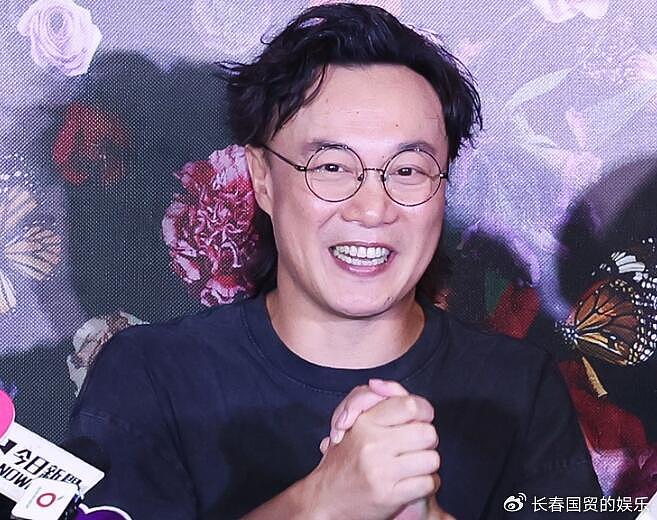 陈奕迅受伤“下巴撞裂见骨”缝30多针，朋友晒合影照近况曝光 - 1