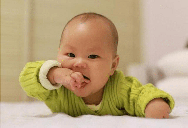 宝宝“见啥咬啥”，是因为“嘴馋”吗？其实是“口欲期”到了 - 5