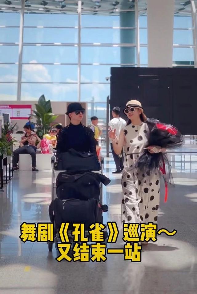 小彩旗陪杨丽萍回老家，跟一旁推大包行李，长胖被指似男孩 - 3