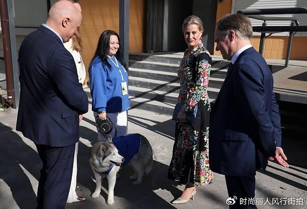 英国苏菲王妃访问乌克兰！穿花裙好惊艳，泽连斯基老婆亲自接待她 - 8