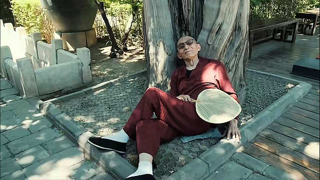 88岁游本昌罕晒近况，穿一身红衣逛故宫，手握蒲扇精神状态好 - 6