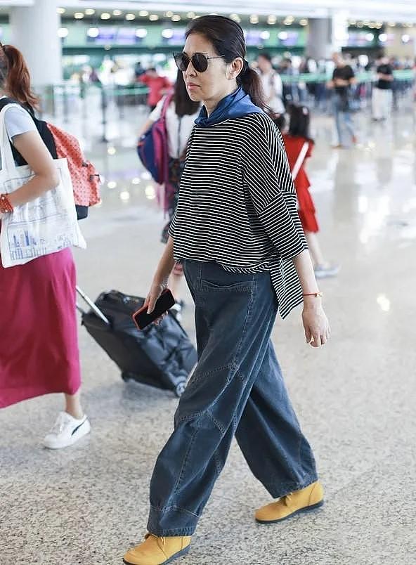 倪萍瘦身后真时髦，穿条纹T恤+阔腿裤走机场，戴猫咪墨镜不像65岁 - 4