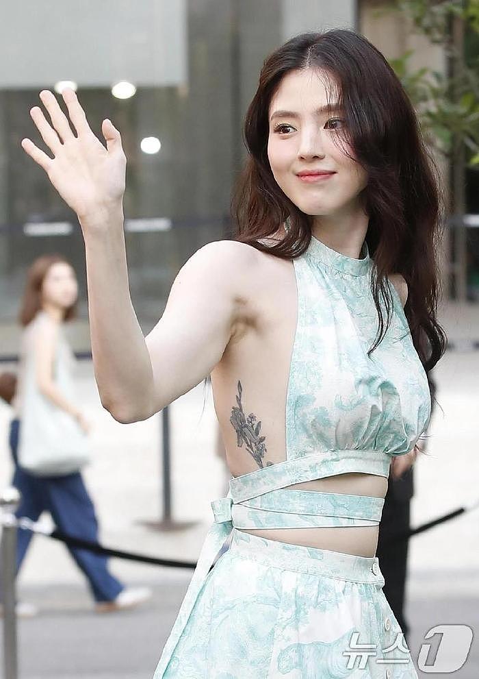 韩国知名女星，隐藏的纹身曝光，韩网友表示担忧，不是都洗掉了吗 - 4