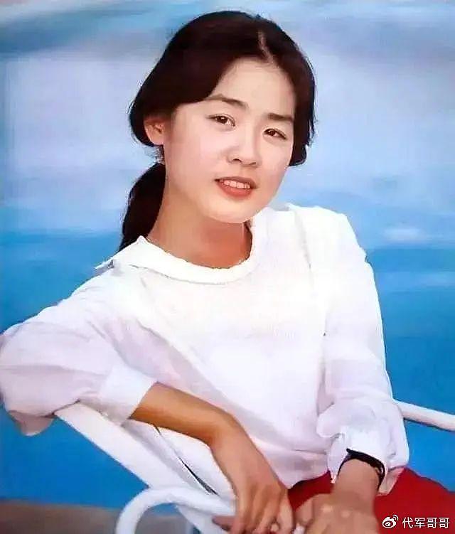 她一婚嫁演员石凉，二婚带儿子嫁导演萧峰，如今62岁婚姻很幸福 - 10