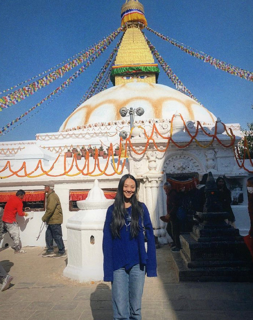 李连杰在尼泊尔过圣诞，晒与利智搭肩背影照，全家在当地静修六天 - 2