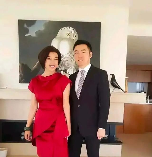 刘晓庆在豪宅里穿红裙和小鲜肉依偎在一起，相差几十岁，如同龄人 - 2