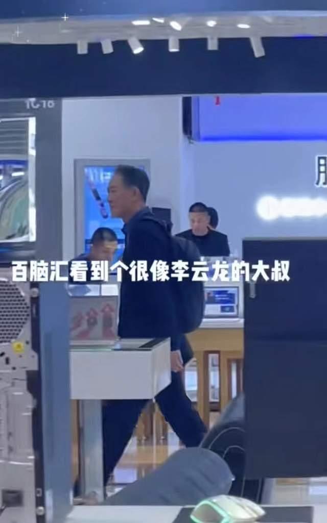 64岁李幼斌现身电脑城，背双肩包独自选购商品，打扮低调太接地气 - 3