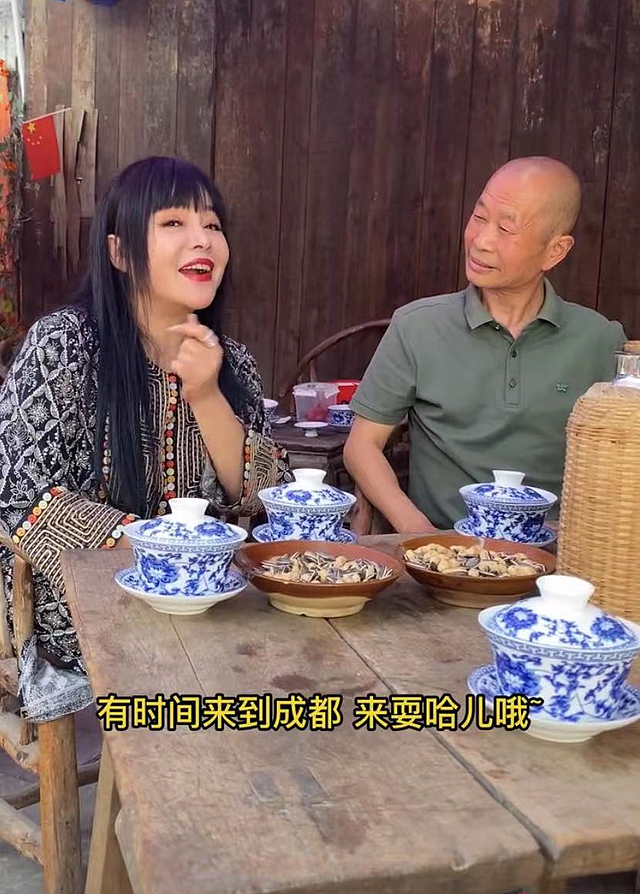 台湾歌手千百惠定居成都生活，坐路边平价小店喝茶，无人识笑开怀 - 6