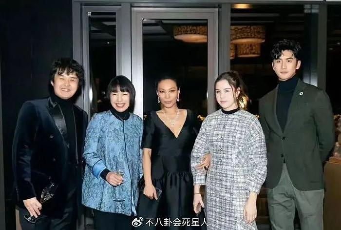 3位时尚“女大佬”大合照，把娱乐圈名利场的现实展现得淋漓尽致 - 20