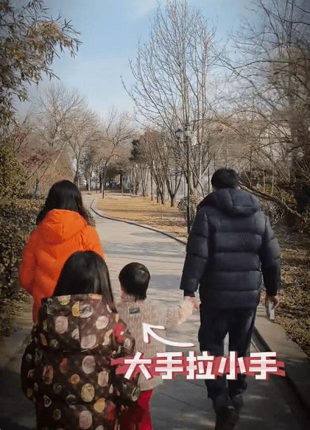 黄磊一家五口同框，小儿子撞脸刘昊然，9岁二女儿红色指甲抢眼 - 4