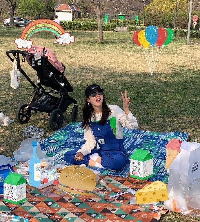 孙艺珍分享周末日常，推着婴儿车与玄彬春游，享受快乐野餐 - 2