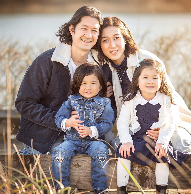 钟嘉欣挺第三胎孕肚陪子女去游乐场玩耍 与子女戴着口罩开心合影 - 1