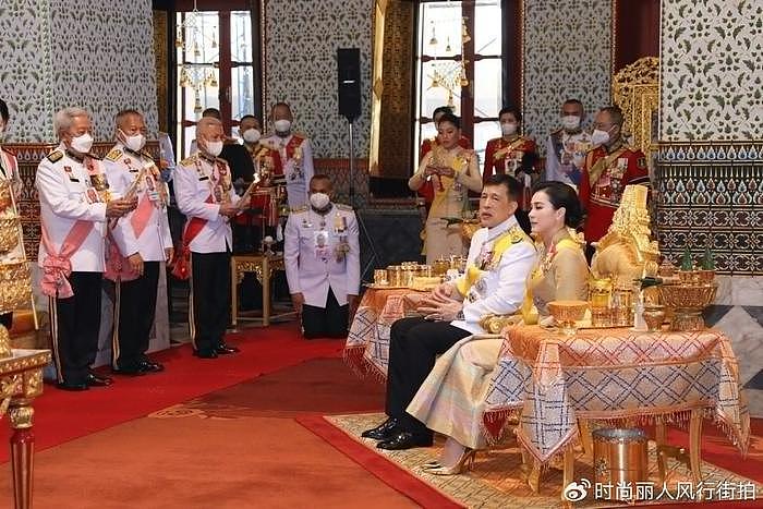 泰王加冕纪念日！王后公主们穿金色泰服，苏提达向血友病公主行礼 - 8