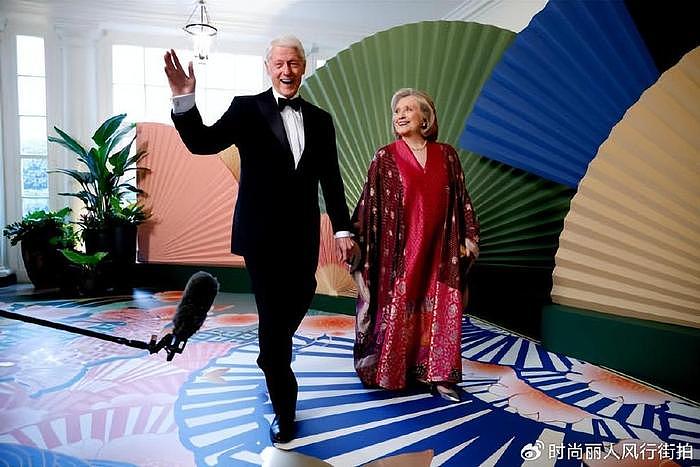 76岁希拉里和克林顿牵手出席白宫国宴！穿刺绣长袍风采依旧，霸气 - 13