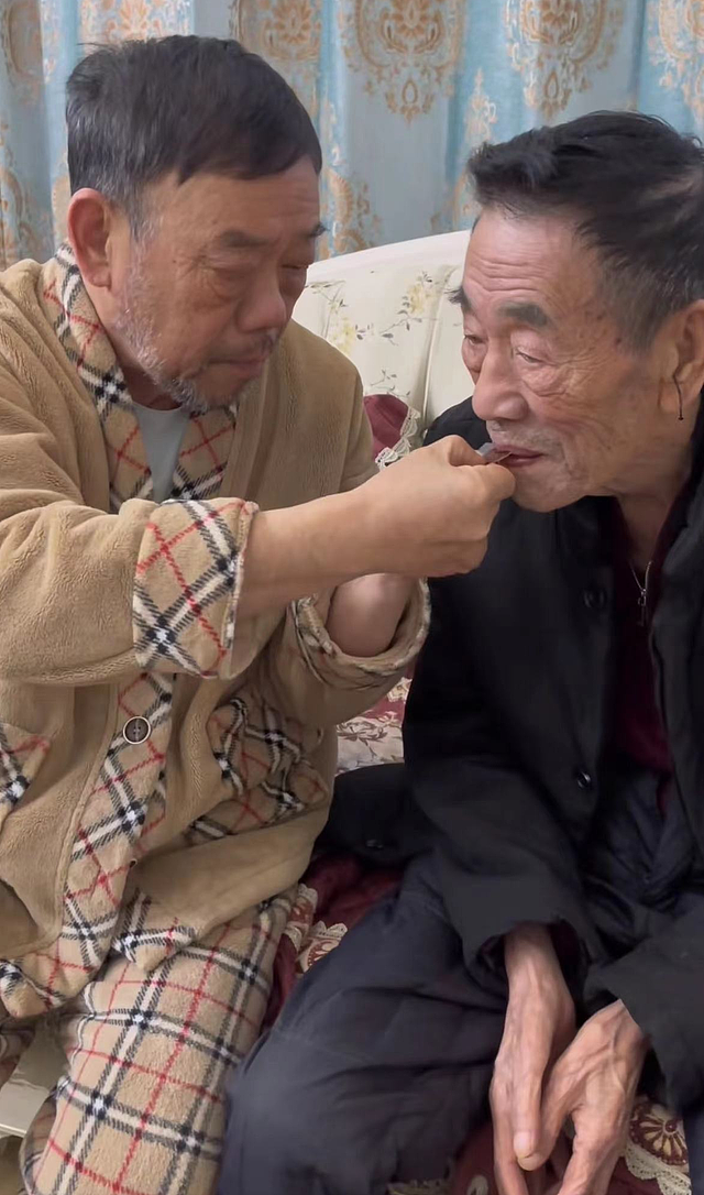 91岁杨少华外出吃火锅，行走艰难靠搀扶，王为念当众下跪索要红包 - 7