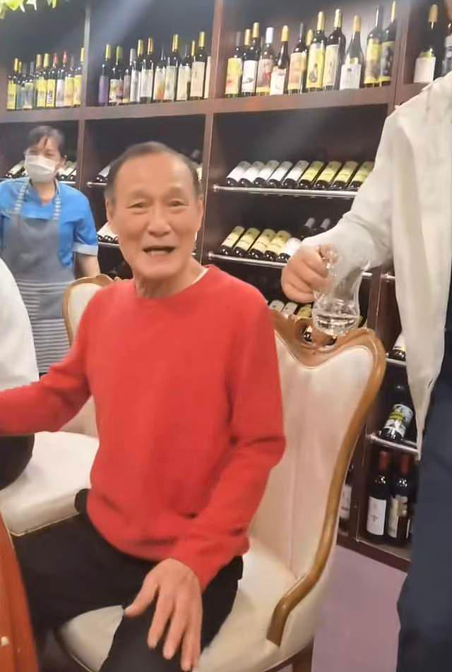 76岁港圈大佬陈惠敏露面，患肺癌仍与林威饮白酒，曾与李小龙齐名 - 5