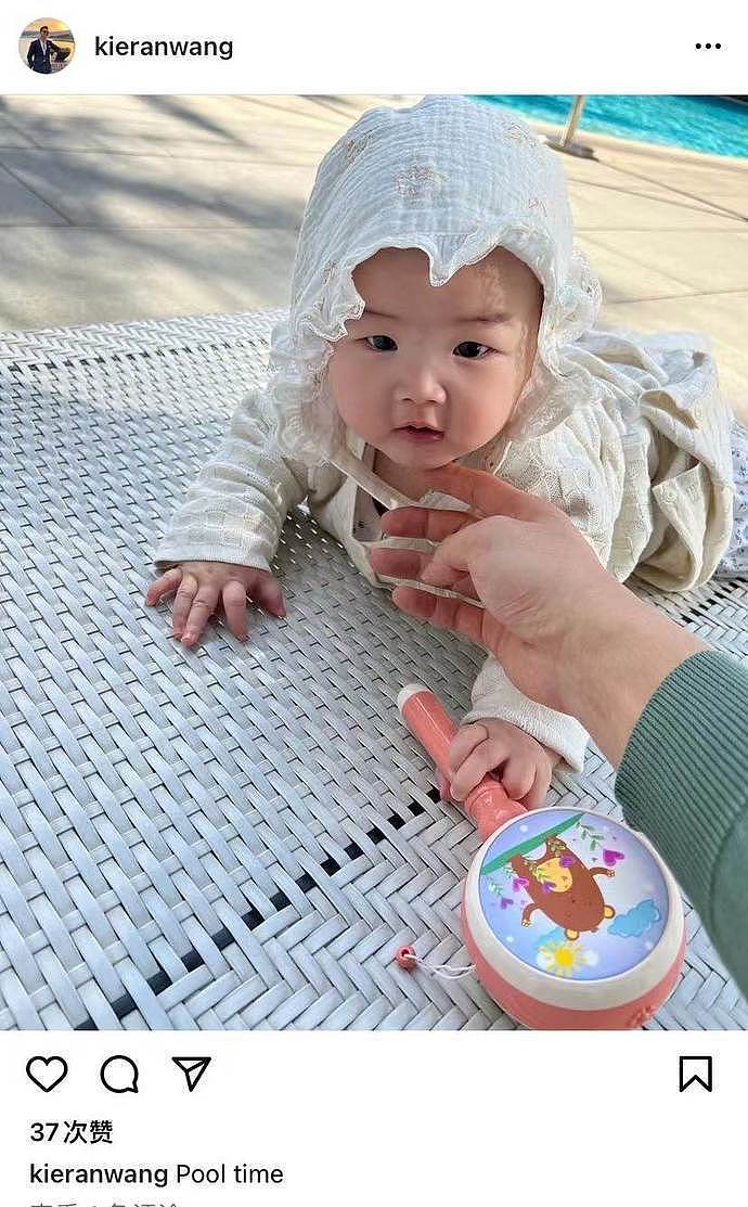 朱珠六个月女儿学游泳，戴蕾丝帽似天使，网友：无奈名字太土气 - 1
