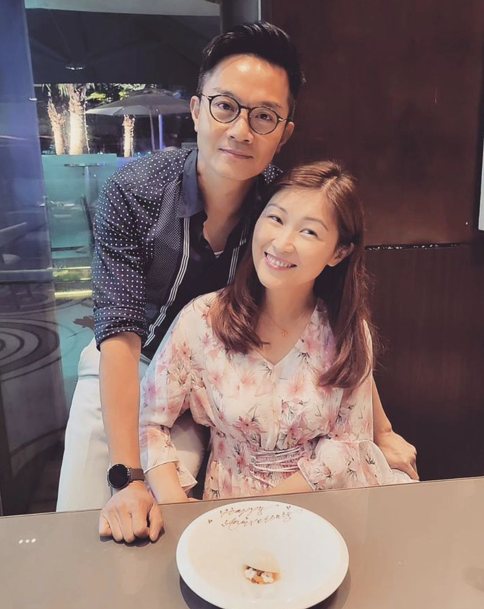 胡诺言陈琪出去吃浪漫晚餐庆祝结婚14周年 夫妻俩分享恩爱合影 - 1