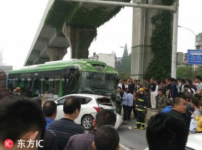 武汉两辆公交车相撞引发连环车祸 多人受伤