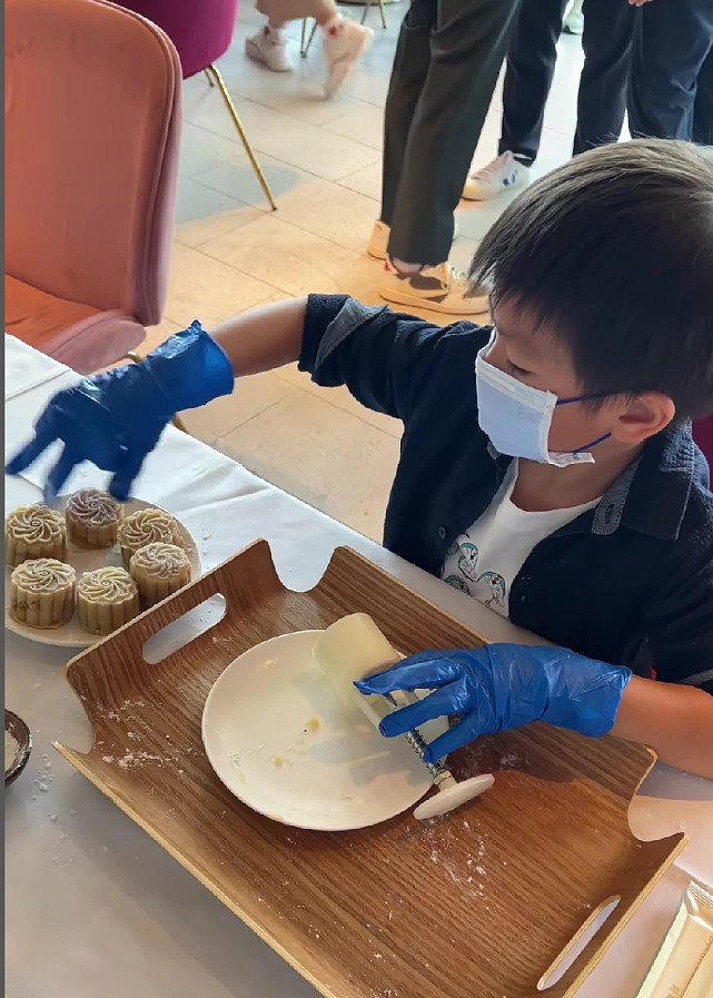 黎诺懿带儿子一起制作月饼做义工 儿子遗传他的厨艺天赋一学就会 - 5