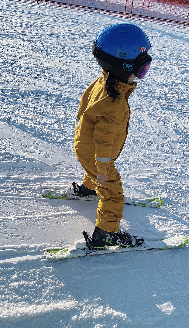 章子怡带女儿滑雪，醒宝用一天半时间掌握技能，小手叉腰很神气 - 6