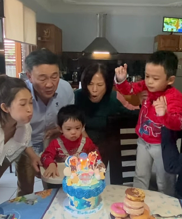 前TVB艺人陈智燊和妻儿时隔3年回娘家 三代同堂难得相聚为儿子庆生 - 8
