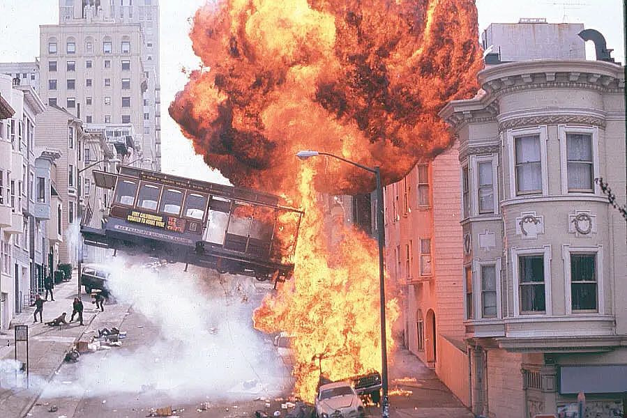 拍了28年大片的爆炸贝，凭变形金刚全球大火，这次是亡命救护车 - 11
