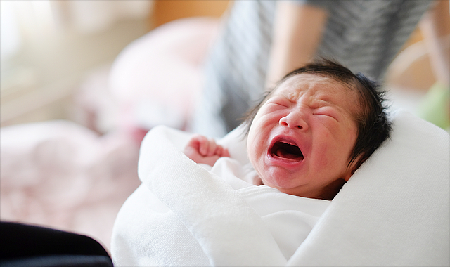 给新手爸妈的特别提醒：宝宝哭闹时这几件事不能做，当心危害健康 - 5
