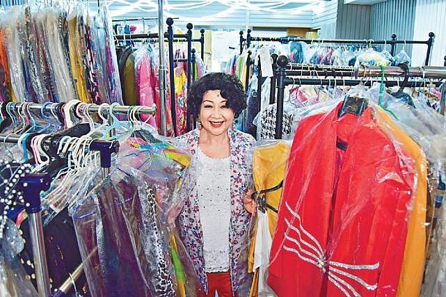 薛家燕从影多年战衣过4千 义卖300件衣服捐给弱势群体 - 2