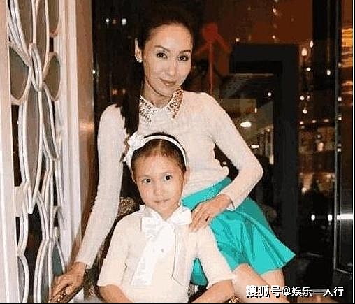 郭可盈在香港的豪宅，女儿这么小就给她买钢琴，很注重孩子的教育 - 1