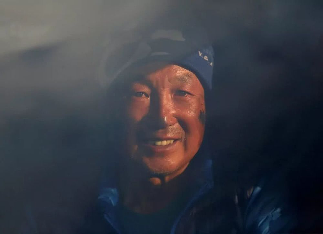 《无尽攀登》背后故事曝光：无腿古稀老人登顶珠峰，历经43年圆梦 - 3