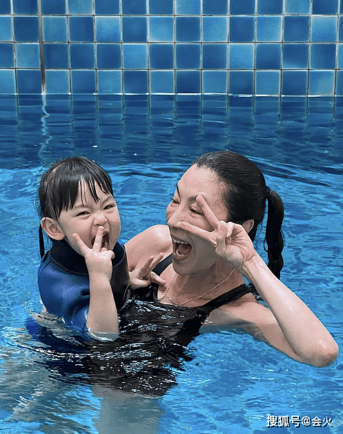 59岁杨紫琼晒泳装照！怀抱孙女水中比耶嬉闹，浑身湿透皮肤超白 - 2