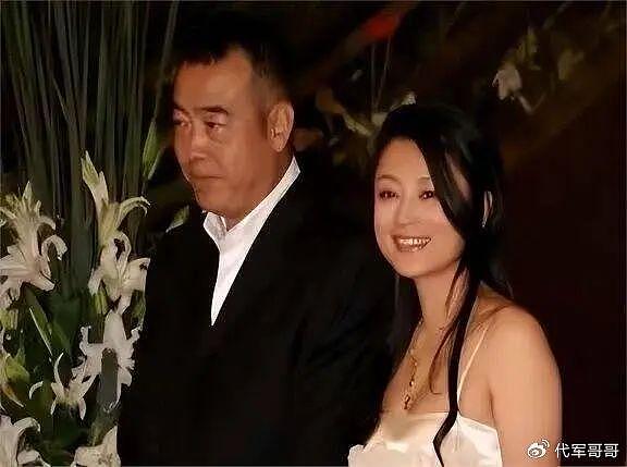 著名演员陈红：和大16岁陈凯歌结婚27年，她的婚姻真的幸福吗 - 11