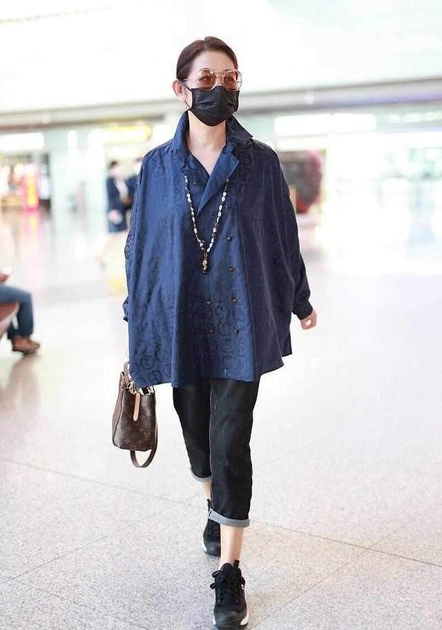 65岁倪萍引领大妈时尚，穿衬衫+牛仔裤露出脚踝，完全没有大妈味 - 2
