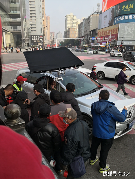 老戏骨杜志国街边拍戏被拍，坐车里遭路人围观，穿衣朴素眼皮耷拉 - 1