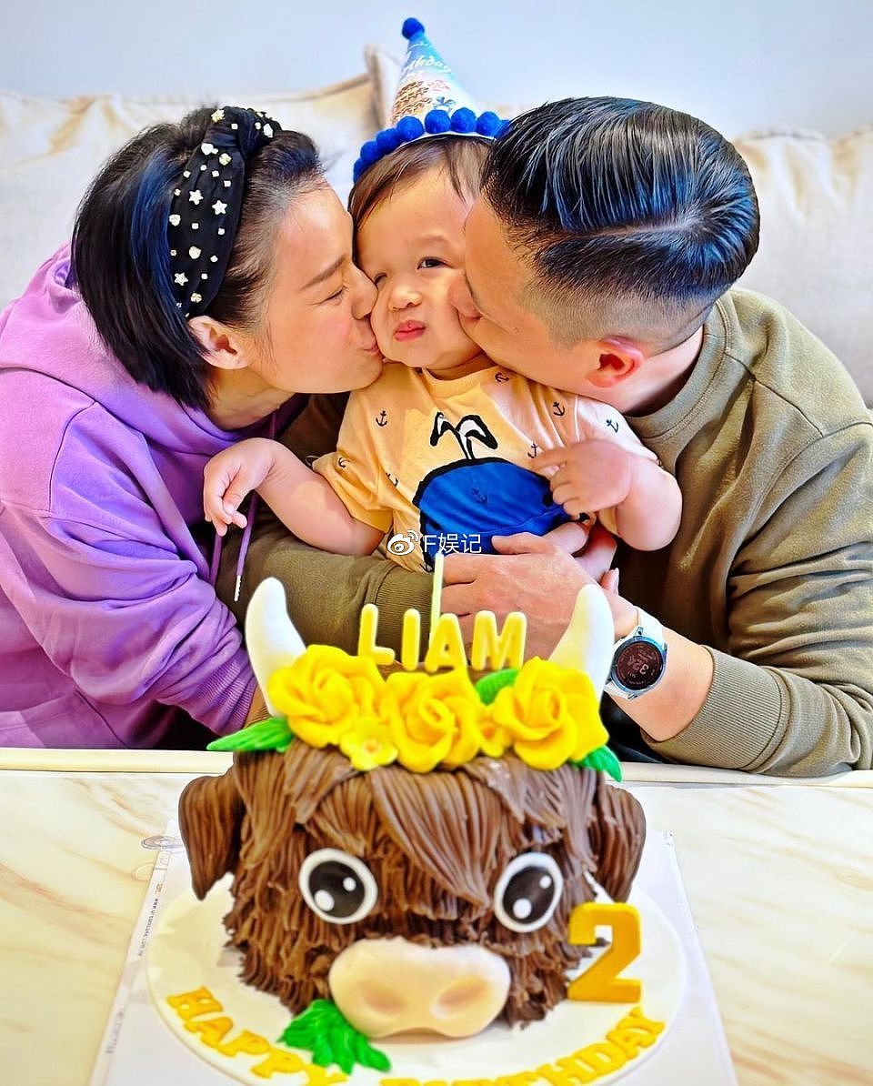胡杏儿一家五口为小儿子庆祝2岁生日 与老公李乘德同时亲吻小儿子 - 4