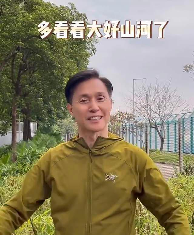 66岁TVB港星张国强坐高铁，来内地游玩心情好，鬓角花白面色红润 - 5