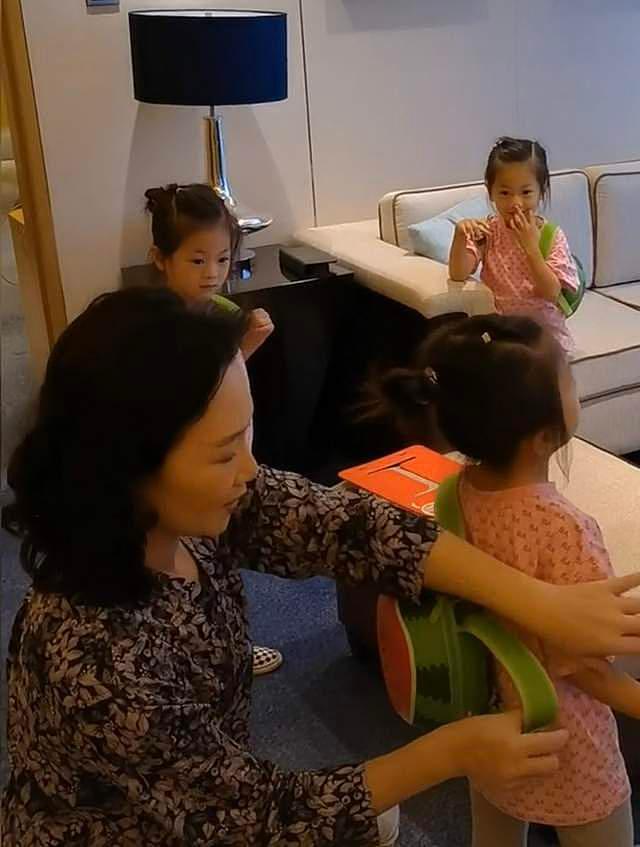 50岁歌唱家吕薇首晒三胞胎视频，跪地为娃背书包，满脸笑容显慈祥 - 5