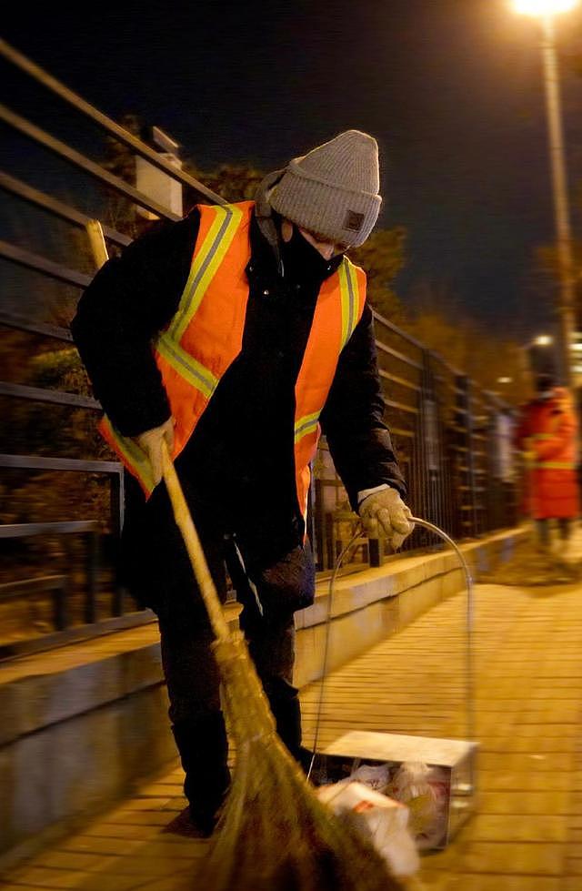 众星腊八节凌晨5点扫大街，韩红带队做公益，为千名环卫工送温暖 - 4