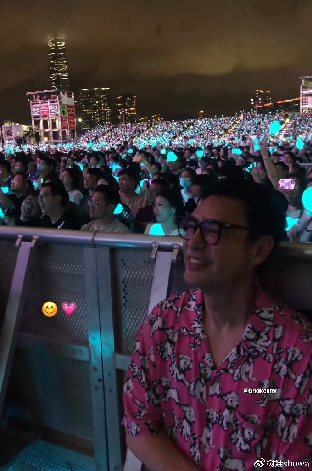 周杰伦香港户外演唱会氛围热烈，唱40首歌仍未尽兴，场内外人潮涌动 - 8