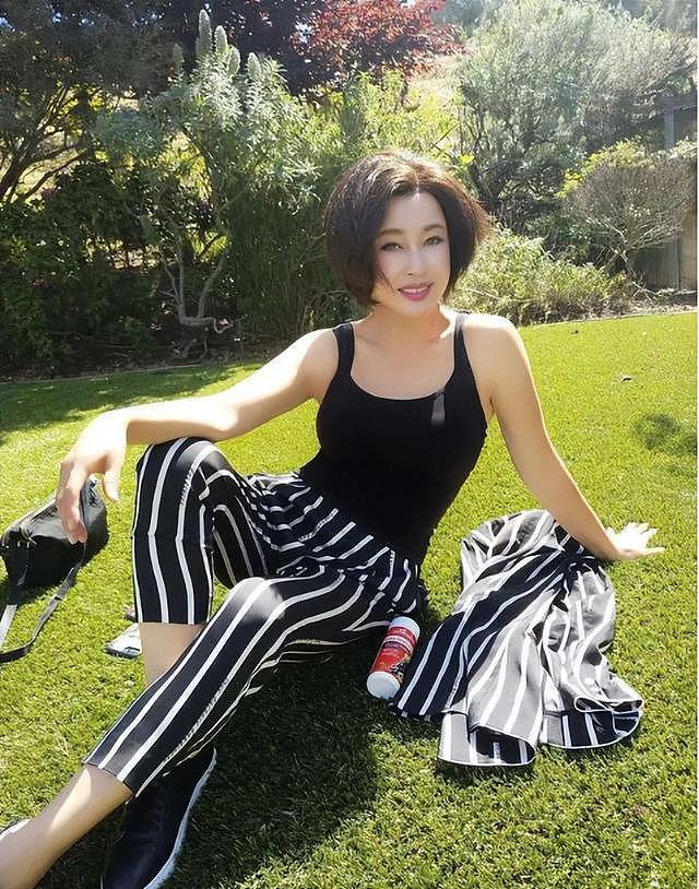 刘晓庆在草地上自拍！穿吊带衫+条纹裤像个“美少妇”，让人心动 - 3