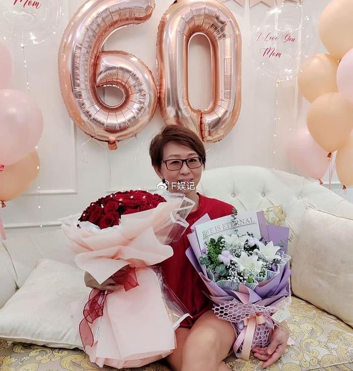 杨秀惠带女儿们和妈妈庆祝60岁生日 从母女合影发现杨妈妈很冻龄 - 3