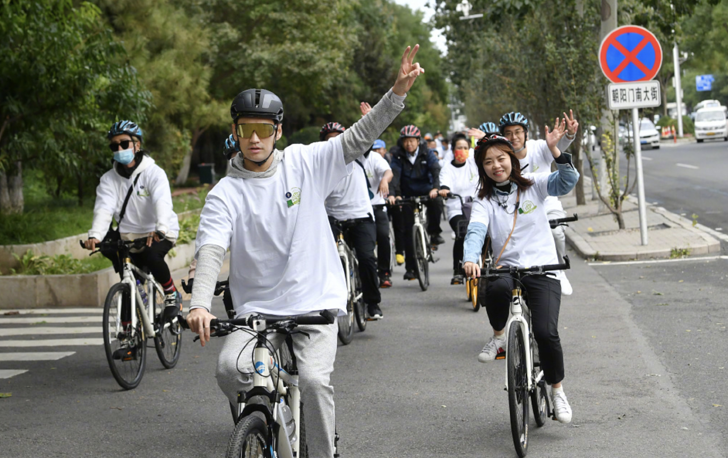 袁弘张歆艺合体参加公益骑行，沿二环骑33公里，提倡低碳绿色生活 - 5