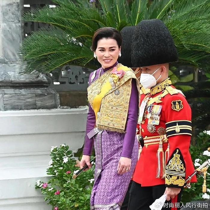 泰王陪同苏提达过46岁生日！王后穿华丽紫又美又霸气，笑得乐开花 - 2